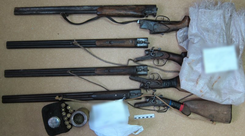 В Бикинском районе полицейские задержали двоих граждан, причастных к незаконному хранению пороха, патронов и охотничьего оружия